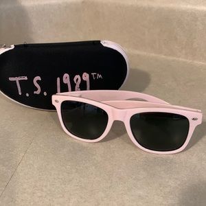 Authentic Sunglasses from Taylor Swift’s 1989 tour!